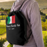 Sac Avec Cordons Drapeau italien Italie Voyage Texte personnalisé<br><div class="desc">Voyager en Italie avec votre famille ou un groupe de voyage? Ensuite, ce sac à dos est parfait - le design comprend le drapeau italien et 2 lignes de texte personnalisé. Ajoutez votre nom de famille ou de groupe, votre date de vacances ou tout texte personnalisé. Simple et classique -...</div>