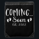 Sac Avec Cordons Mère et papa Pregnancy Announcement Coming Soon<br><div class="desc">Maman et papa Pregnancy Announcement Coming Soon Est 2022 Poison. Parfait pour papa,  maman,  papa,  men,  women,  friend et family members on Thanksgiving Day,  Christmas Day,  Mothers Day,  Fathers Day,  4th of July,  1776 Independent Day,  Vétérans Day,  Halloween Day,  Patrick's Day</div>