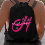 Sac Avec Cordons Monogramme moderne<br><div class="desc">Ce sac à timon féminin et léger est muni d'une initiale en monogramme rose chaud et de votre prénom en blanc sur un arrière - plan noir. Amusez-vous ou en cadeau. (Fabuleux pour les voyages d'achat!) VÊTEMENTS CORRESPONDANTS dans notre magasin.</div>