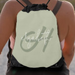Sac Avec Cordons Monogramme moderne<br><div class="desc">Ce sac à timon féminin et léger est muni d'une initiale en monogramme vert et de votre prénom en blanc sur un arrière - plan vert sage. Amusez-vous ou en cadeau. (Fabuleux pour faire du shopping !)</div>