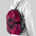 Sac Avec Cordons Palmier rose chaud monogramme<br><div class="desc">Les frondes tropicales en rose vif sur un arrière - plan noir prêt pour votre monogramme en lettres chic sur le devant dans n'importe quelle couleur (peut être supprimé ou déplacé sur la disposition). Créez-vous pour vous-même ou offrez-en un cadeau.</div>