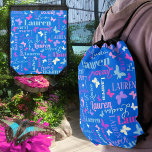 Sac Avec Cordons Papillons arc-en-ciel nom personnalisé ciel bleu L<br><div class="desc">Joli petit contour graphique papillons personnalisées sac de nom. Ce sac à tiroirs typographique bleu ciel, bleu clair, rose, violet, mauve, blanc et crème peut également être customisé avec votre propre nom, dit Lauren. Autres noms et couleurs disponibles ou contactez-moi pour des demandes de nom. Art graphique original et design...</div>