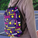Sac Avec Cordons Tennis sports rose blanc bleu jaune<br><div class="desc">Sport balle de tennis et raquette sur un sac de nom personnalisé arrière - plan violet bleu foncé. Ce sac à tiroirs à motifs typographiques à thème sportif a des balles de tennis et des racquets frappant les balles avec le bleu foncé violet, rose, rose chaud profond, jaune, jaune clair...</div>