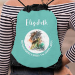 Sac Avec Cordons Vacances d'été en famille Turquoise<br><div class="desc">Un élégant sac à timon comporte une illustration de vacances d'été sur un arrière - plan turquoise ainsi que votre prénom et votre occasion en lettres chic. Sacs parfaits pour fourrer des trucs amusants pour tout le monde pendant vos vacances. *AJOUTER LE PREMIER NOM AU SAC, ajouter au panier pour...</div>