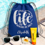 Sac Avec Cordons Vie de piscine bleu<br><div class="desc">Faites une déclaration ou offrez-en un cadeau amusant,  ce sac à dos à tiroirs léger porte votre nom et "Pool life parce que les plages sont salées" en lettrage blanc chic sur bleu. CORRESPONDANCE d'objets dans notre collection.</div>