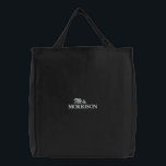 Sac Brodé Mme noir & blanc script personnalisé nom élégant c<br><div class="desc">Chic Mrs noir et blanc script personnalisé nom de famille élégant sac fourre-tout brodé chic. Disponible dans de nombreuses couleurs et options de style</div>