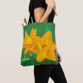 Sac cabas vert avec des jonquilles (De près)