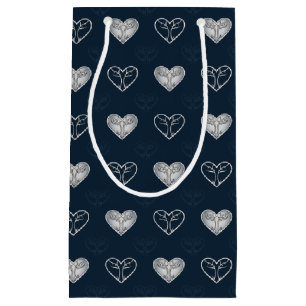 Sac cadeau à coeur épinglé marine et argent