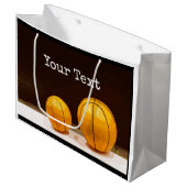 Sac cadeau de basket-ball sur arrière - plan noir (Devant Angle)