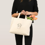 Sac cadeau de la fête nuptiale de Monogramme rusti<br><div class="desc">Parfait pour un mariage de grange rustique avec une touche moderne, ce petit sac fourre-tout personnalisé est doté d'un monogramme, d'un nom complet et d'une couronne de branches dessinée à la main, ce qui en fait un cadeau sucré pour les demoiselles d'honneur et les membres de la famille qui se...</div>