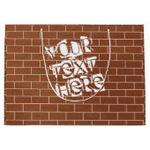 Sac cadeau en papier avec mur de briques et texte (Devant)