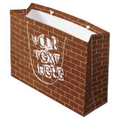 Sac cadeau en papier avec mur de briques et texte (Dos Angle)
