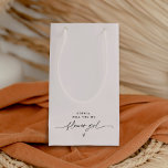 Sac cadeau minimaliste Flower EVERLEIGH<br><div class="desc">Everleigh Collection - une collection étonnante et minimaliste qui dispose d'une police de calligraphie moderne qui est à la fois chic et élégant. Cette collection offre un design intemporel et élégant qui est parfait pour tous les événements, des mariages aux baby showers et tout entre les deux. Découvrez l'élégance et...</div>