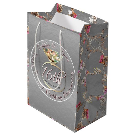 Sac Cadeau Moyen 16e anniversaire de Mariage Cire, Statice, & Perid (Dos Angle)