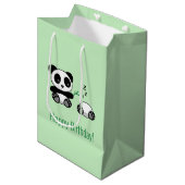 Sac Cadeau Moyen 2 mignons petits pandas sur vert (Devant Angle)
