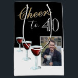 Sac Cadeau Moyen 40 Red Wine Glass Photo 40th Birthday<br><div class="desc">Salutations à 40 Red Wine Glass Photo 40th Birthday Medium Cadeau Sac. Trois verres à vin rouge,  typographie tendance aux couleurs blanches et dorées et arrière - plan noir. Personnalisez le sac cadeau avec votre photo et le numéro d'âge.</div>