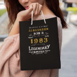 Sac Cadeau Moyen 40th Birthday 1983 Ajouter Nom Legendary Black Gol<br><div class="desc">Célébrez une étape spéciale avec ce 40e anniversaire 1983 Legendary Black Gold Medium Cadeau Bag. Imprimé avec un design classique de 1983 avec du noir et de l'or, ce sac cadeau est parfait pour tenir des cadeaux, des cartes et d'autres jetons spéciaux pour le grand jour. Ajoutez le nom de...</div>