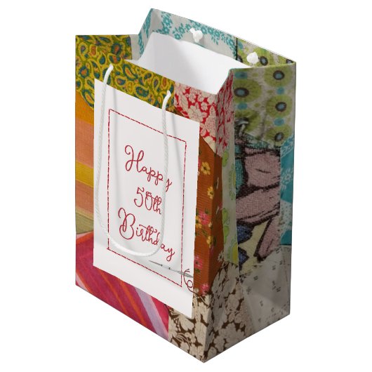 Sac Cadeau Moyen 50e anniversaire Motif de courtepointe avec aiguil (Devant Angle)