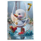 Sac Cadeau Moyen 7e anniversaire Duckkling Dancing in a Puddle (Devant)