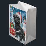 Sac Cadeau Moyen Affenpinscher Winter Wonderland Christmas Joie<br><div class="desc">Ce design festif reflète l'esprit joyeux de la période des fêtes, avec un adorable petit portant un chapeau de Père Noël. Le chien est niché dans un pays des merveilles hivernales, avec un bonhomme de neige, un sapin de Noël décoré et des cadeaux joliment emballés. Les flocons de neige tombent...</div>