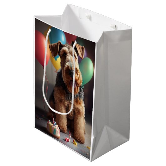 Sac Cadeau Moyen Airedale chien avec gâteau et ballons (Devant Angle)