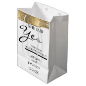 Sac Cadeau Moyen Ajouter un nom Elle a dit Oui Gold Parties scintil (Devant Angle)