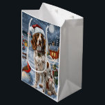Sac Cadeau Moyen Anglais Setter Winter Wonderland Christmas Joy<br><div class="desc">Ce design festif reflète l'esprit joyeux de la période des fêtes, avec un adorable petit portant un chapeau de Père Noël. Le chien est niché dans un pays des merveilles hivernales, avec un bonhomme de neige, un sapin de Noël décoré et des cadeaux joliment emballés. Les flocons de neige tombent...</div>