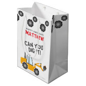 Sac Cadeau Moyen Anniversaire Camion de Construction (Devant Angle)
