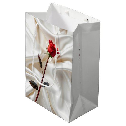 Sac Cadeau Moyen Anniversaire Rose rouge sur satin blanc (Devant Angle)