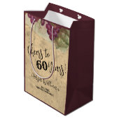 Sac Cadeau Moyen Aquarelle de vignoble rustique Cheers à 60 ans (Dos Angle)