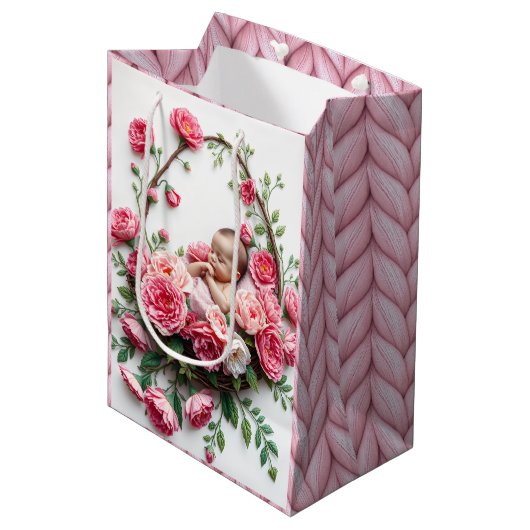 Sac Cadeau Moyen Baby Girl in a Carnation Cradle Janvier's Tender (Devant Angle)
