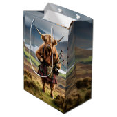 Sac Cadeau Moyen Bagpiper de vache écossaise Highland (Dos Angle)