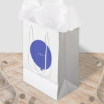 Sac Cadeau Moyen Balloon moderne | Nom de l'Anniversaire de enfant<br><div class="desc">Simple, élégant et amusant fête préférez sac cadeau avec votre texte personnalisé " ()"" dans la typographie moderne en blanc immaculé sur un design simple ballon rond en bleu royal avec une chaîne gris droit dans un style "Scandi" scandinave minimaliste. Ajoutez le nom de vos enfants ou le nom de...</div>