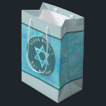 Sac Cadeau Moyen Bat mitzvah Bleu Opal Magen David Personnalisé<br><div class="desc">Une fois personnalisé, ce sac cadeau couleur d'aquarelle bleu foncé élégant avec une étoile Magen David et votre texte personnalisé sera la touche parfaite pour votre cadeau Bat mitzvah. Placé sur un arrière - plan alvéolaire de fausse aquarelle, l'étoile de David simulée est centrée sur un cercle de bleu profond...</div>