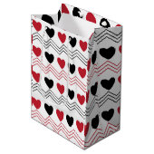 Sac Cadeau Moyen Black Red Hearts Chevron Stripe Motif (Devant Angle)