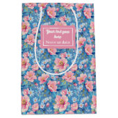 Sac Cadeau Moyen Bleu pastel chic et rose pâle preppal floral (Devant)