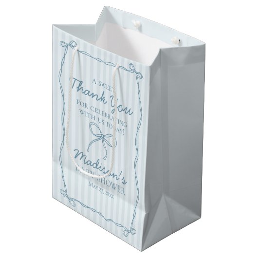 Sac Cadeau Moyen Blue Coquette Bow Pastel Baby shower rayé Favorise (Devant Angle)