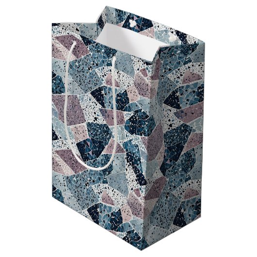 Sac Cadeau Moyen Blue et Mauve Abstrait Terrazzo Design (Dos Angle)