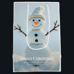 Sac Cadeau Moyen Bonhomme de neige en balles de golf de Noël<br><div class="desc">Sac-cadeau de vacances moderne et mignon avec un petit bonhomme de neige joyeux fait de balles de golf empilées. Le dos comprend un message personnalisable. Souhaitez à vos amis et à votre famille les plus chaleureuses fêtes avec une touche de votre sport préféré - le golf. Besoin d'aide pour personnaliser...</div>