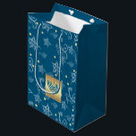 Sac Cadeau Moyen Bonne Hanoukka. Ménorah d'or et modèle floral<br><div class="desc">Bonne Hanoukka. Gold Foil Menorah et motifs floraux design Hanoukka | N'Importe Quel Sacs Cadeaux De Célébration Juive. Cartes de correspondance,  invitations de fête et cadeaux disponibles dans la catégorie Jours fériés / Hanoukka de notre magasin.</div>