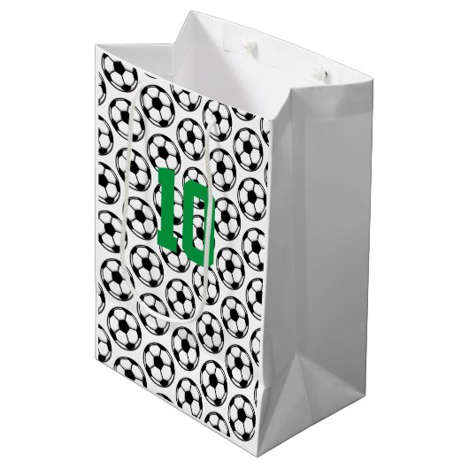 Sac Cadeau Moyen Boules de soccer blanc noir nombre personnalisé Sp (Devant Angle)