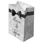 Sac Cadeau Moyen Bow noir sur Damas blanc Mariage (Devant Angle)