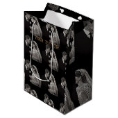 Sac Cadeau Moyen Bride & Groom Delicate blanc sur noir (Devant Angle)