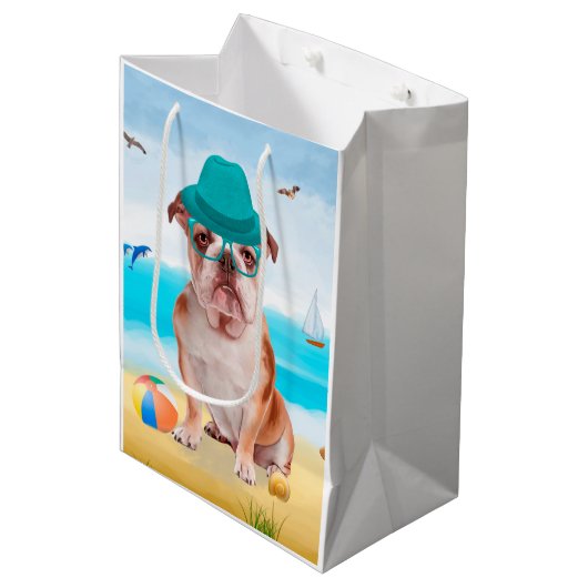 Sac Cadeau Moyen Bulldog anglais sur la plage (Devant Angle)