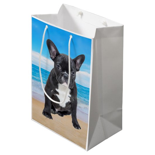 Sac Cadeau Moyen Bulldog Français Assis Sur La Plage (Devant Angle)