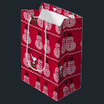 Sac Cadeau Moyen cacahuètes | Snoopy Christmas Sweater Snowman<br><div class="desc">Célébrez les fêtes et votre amour des cacahuètes avec ce pull de Noël moche avec Snoopy et une rangée de bonhommes de neige.</div>