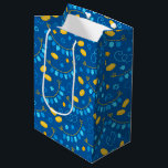 Sac Cadeau Moyen Chanukah Dreidel Bannières Gelt Cadeaux bleu<br><div class="desc">Créez un joli cadeau Chanukah avec ce sac cadeau et papier mouchoir assorti.</div>
