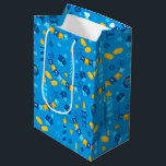 Sac Cadeau Moyen Chanukah Streamers Hanoukka Bannières Bleues<br><div class="desc">Créez un joli cadeau Chanukah avec ce sac cadeau et papier mouchoir assorti.</div>