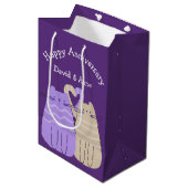 Sac Cadeau Moyen Chats d'anniversaire sur le violet (Devant Angle)