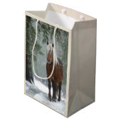 Sac Cadeau Moyen Cheval Brown dans une forêt d'hiver avec chute de (Dos Angle)